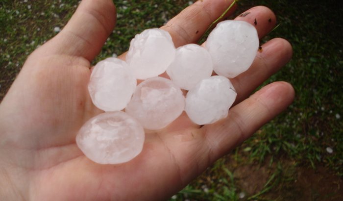 RECONSTRUIR TELHADO ATINGIDO POR GRANIZO 