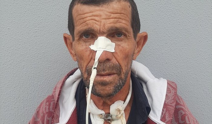 Ajundando o  Sinezio, lutando contra um cancer na garganta 