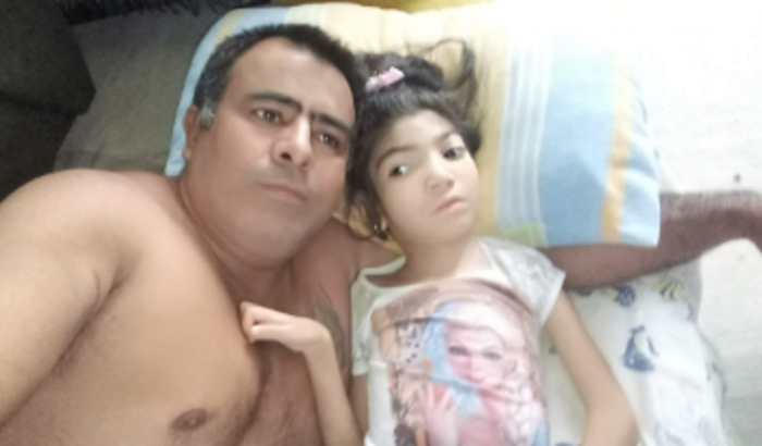 Ajude Maria Eduarda Benedito com colete postural ortopedico