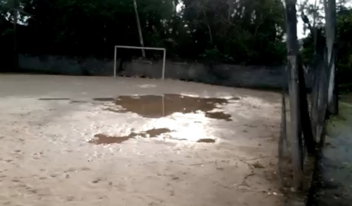 Troca areia da quadra de futebol das crianças
