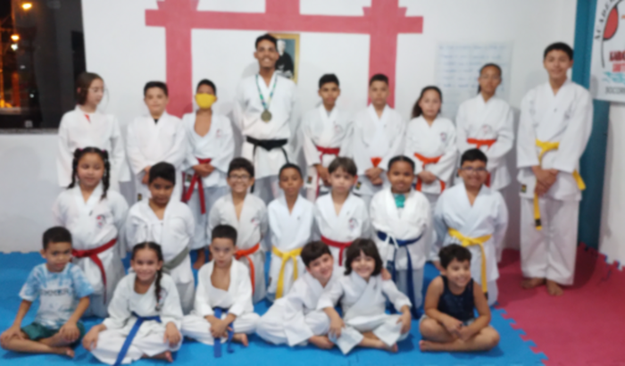 Ajuda um atleta de karatê a participar de uma competição  no mês  de Novembro  na Argentina .