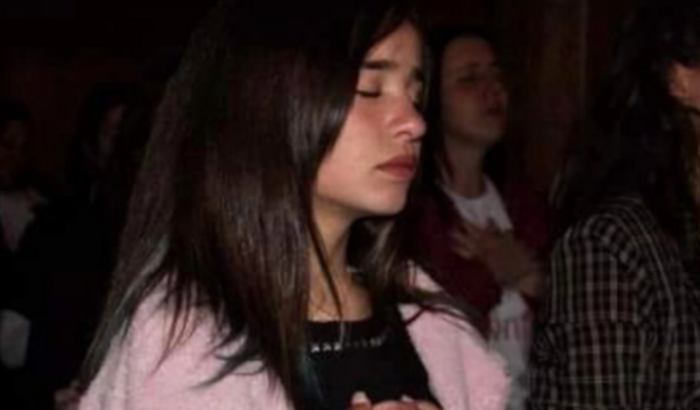 Vamos ajudar a Dafny Beatriz a realizar o sonho de gravar sua música,