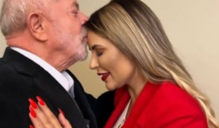 Carro de som pra Deolane saber o resultado das eleições 