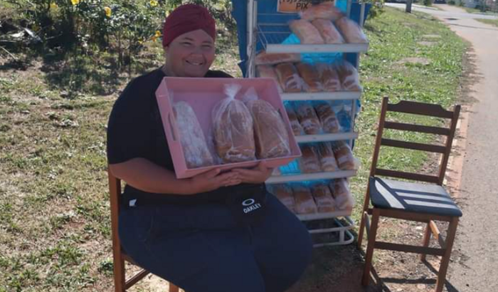Ajudando a Iris a comprar a sua amassadeira de pão 