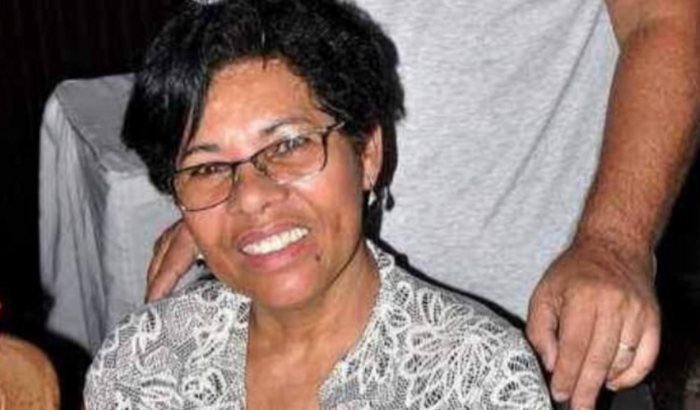 Cadeira de Rodas com encosto de cabeça e cinto de segurança