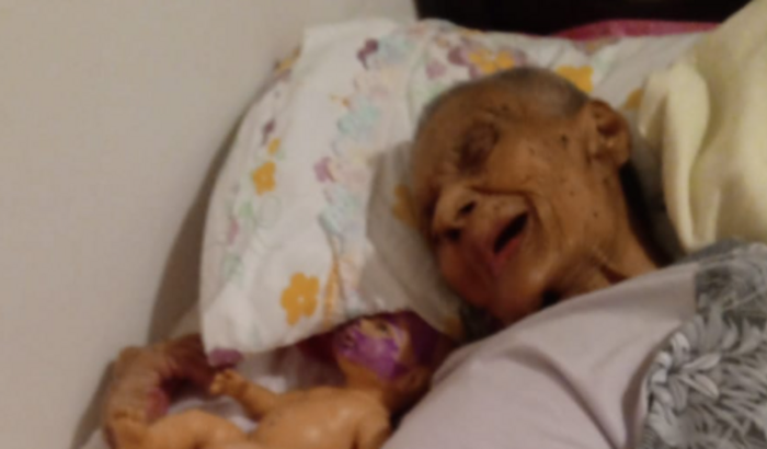 Fraldas geriátrica para avó com câncer  de útero. Conceição