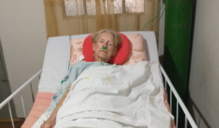 Mãe idosa em tratamento de câncer