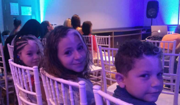 Ajudas 3 crianças a realizar o sonhos de modelo 