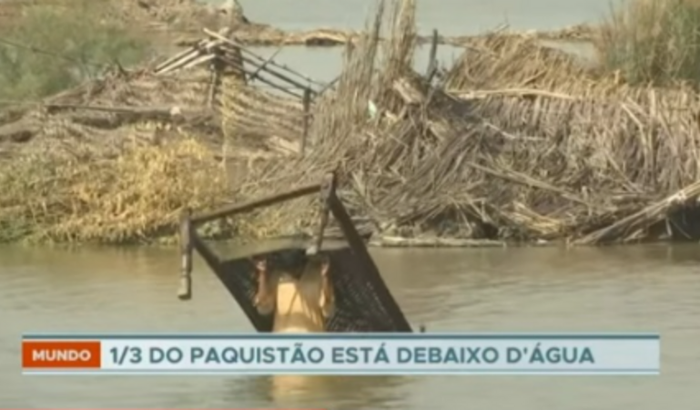 Desabrigados pela chuva no Paquistão 