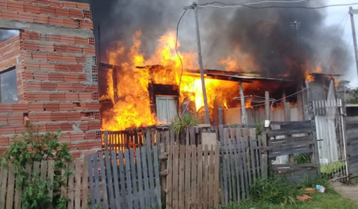 Ajuda para mãe e filhos reconstruírem casa que pegou fogo