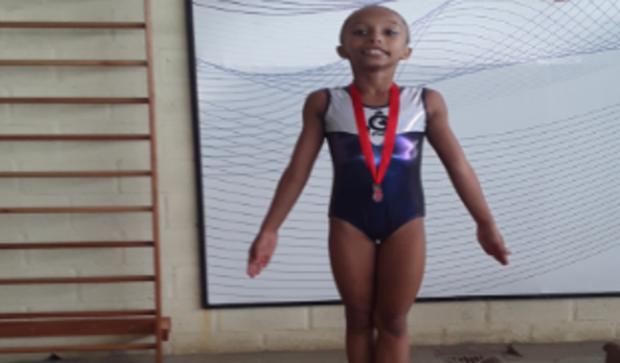 Ajuda para campeonato de ginástica artística da Julia