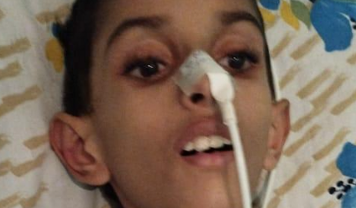 Ajudar ao Ramolino Emanuel a se alimentar