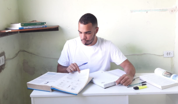Vamos ajudar Thiago a estudar Medicina!