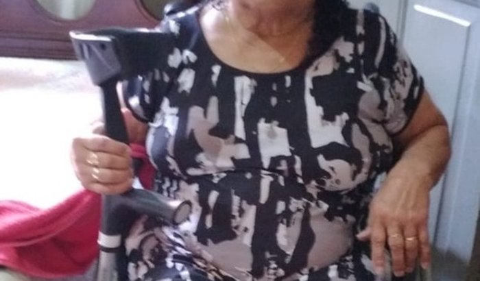 Ajuda a minha mãe de 74 anos  à fazer uma cirurgia de prótese no joelho.  Deste de dezembro do ano passado esta acamada