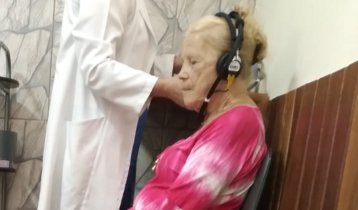 Ajude a vozinha escutar melhor!