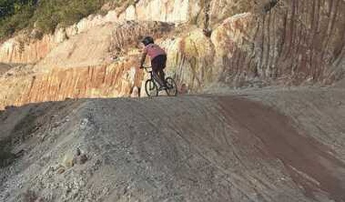 NOS AJUDEM A ALUGAR UMA MAQUINA RETRO PARA RECONSTRUÇÃO DA PISTA DE BICICROSS EM C. DE MACABU