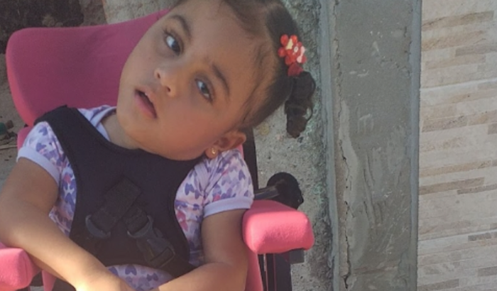 Equipamento Walking para movimentação assistida acoplado a um adulto