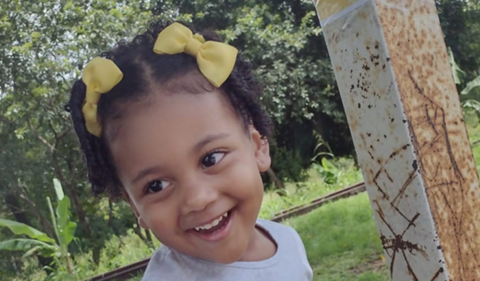 Para ajudar uma criança em exames médicos.