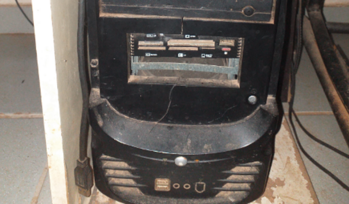 Computador, Câmera e Fones com Microfone