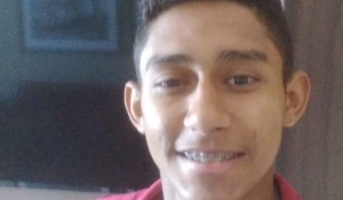 Todos em prol da visão do Kaique