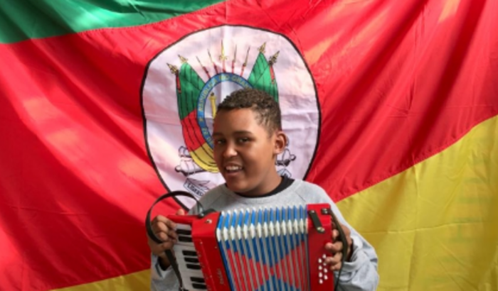 Vitor quer muito ir para o acampamento de verão da Apabb