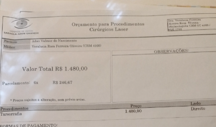 Ajuda para cirurgia de urgência do olho do Adão