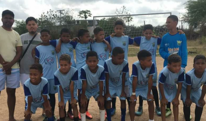 Precisamos de 10 chuteira para crianças carentes 