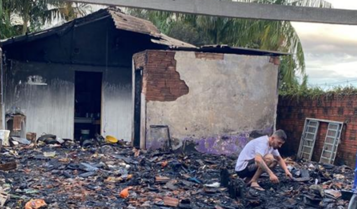 Construir Casa da Tia Finha que foi queimada