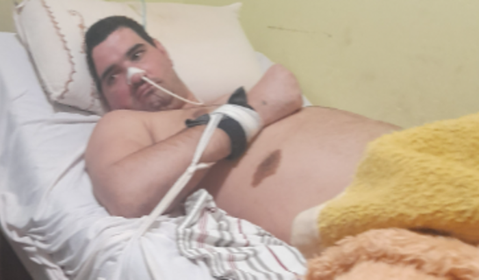 Ajude meu irmão Tomas a fazer a cirurgia .