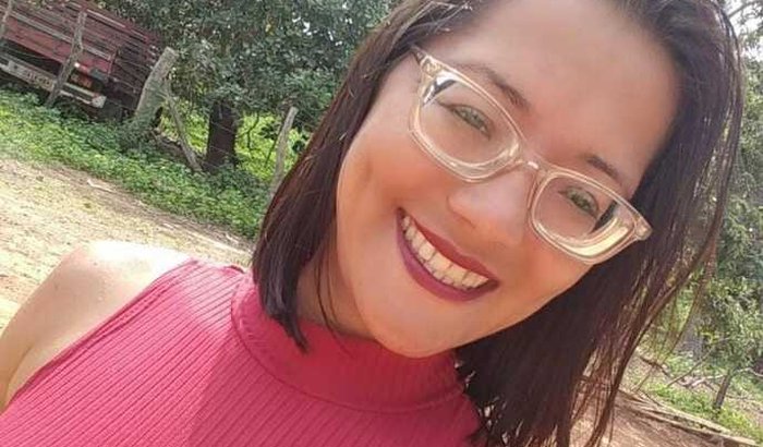 cirurgia de implante de lentes intraocular em ambos 