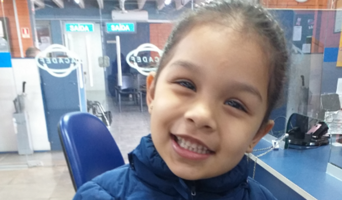 Ajude a Emilly a ouvir melhor 