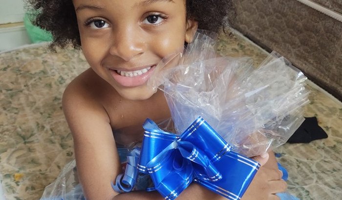 Ajuda Calleb ter a festinha dele com os personagem heróis 