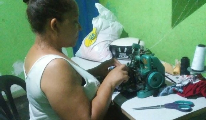 Eu so Rosângela mi ajude a comprar dois máquina de costura 