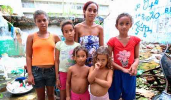 Ajuda solidaria- moradores de rua.