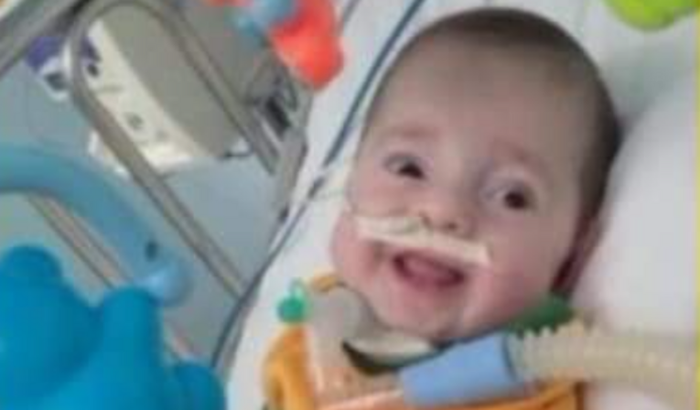 Henry nasceu de trigêmeos com necessidades especiais 