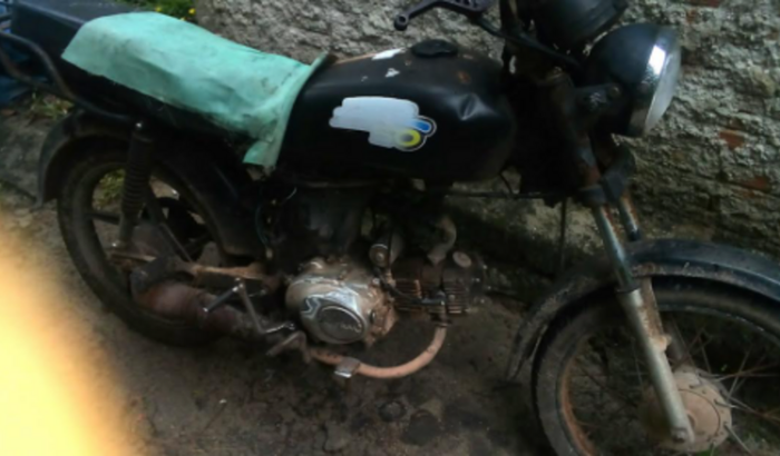 ajude um trabalhador rural motociclista
