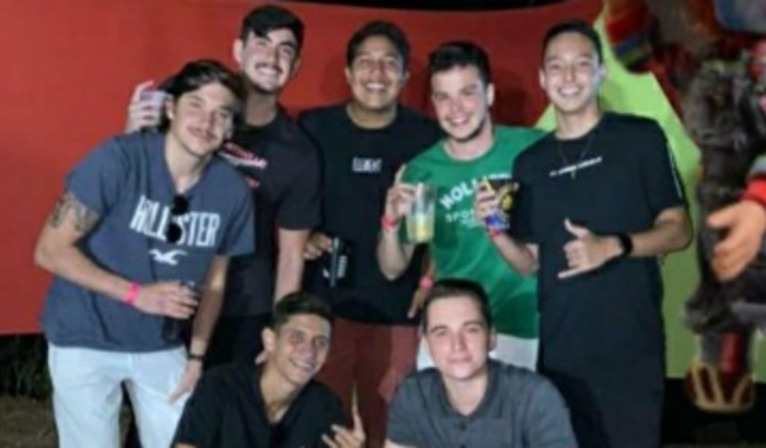 AJUDAR EU E MEUS AMIGOS PASSAR O FINAL DO ANO BEBENDO 