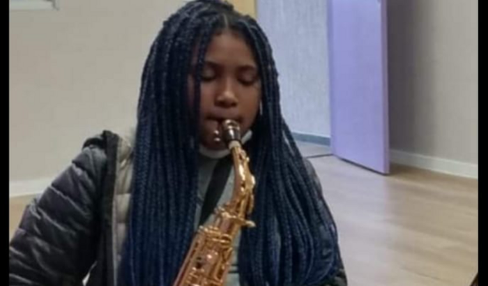 Ajude a Danyella a comprar um Saxofone