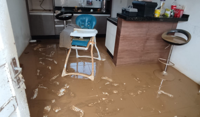 A filha da minha mulher perdeu tudo nas enchentes e precisa de ajuda qualquer valor será bem vindo 