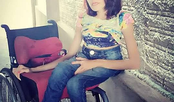 Uma caixa de sonda uretral n 12