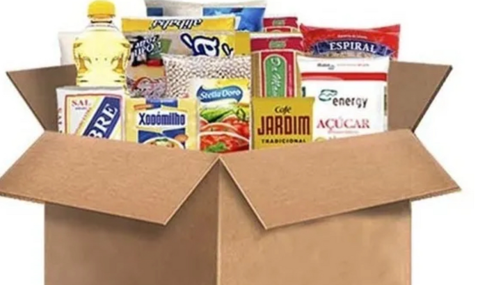 Cestas básicas para famílias e caixas de bombons para crianças necessitadas