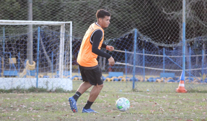Essa vaquinha para custear a passagem de um rapaz que sonha em ser jogador,Meu filho,e nós País  não temos como pagar .