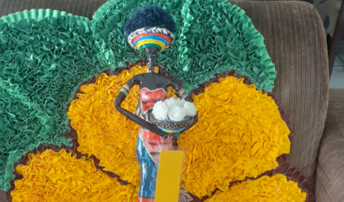 PROFESSORA DE ARTES PRECISANDO DE UMA AJUDINHA