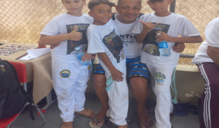 Ajuda o Mestre Jacó levar a capoeira para o mumdo