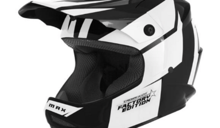 Preciso de um capacete cross! Dowhill é um esporte muito perigoso! Não posso continuar me arriscando assim!