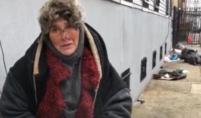  Ajuda morador de rua a voltar para o Brasil 