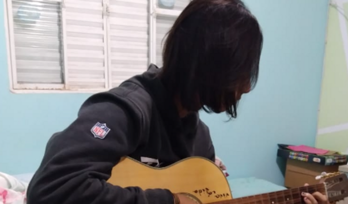 Por caridade para comprar 1 violão 