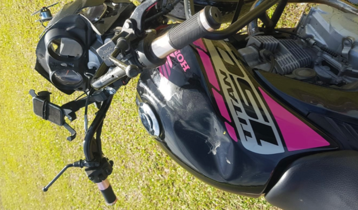 Conserto da moto de nossa motogirl