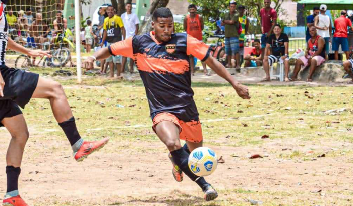 Ajude Lucas a participar de uma seletiva de futebol no Espírito Santo 