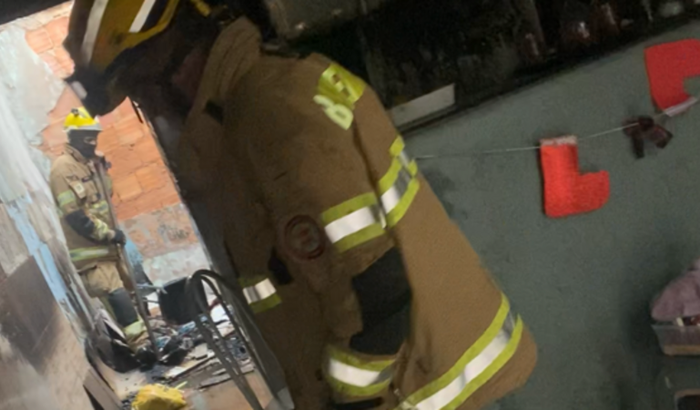 Casa incendiada eu e minha família ficamos somente com a roupa do corpo, quem puder ajudar pfv deus devolva em dobro😭🙏🏻